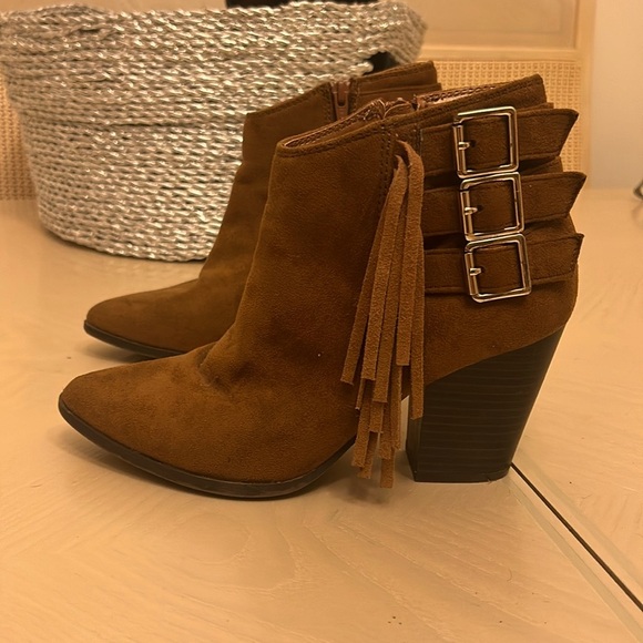 Jennifer Lopez Shoes - 🛍️$3 IN A BUNDLE🛍️Jennifer Lopez Vegan Suede Tassel Booties